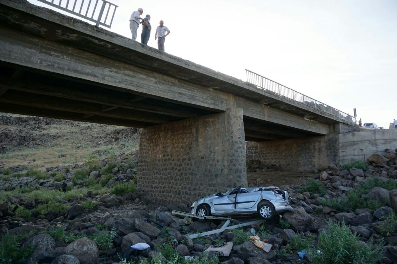 Otomobil köprüden dereye yuvarlandı: 5 yaralı